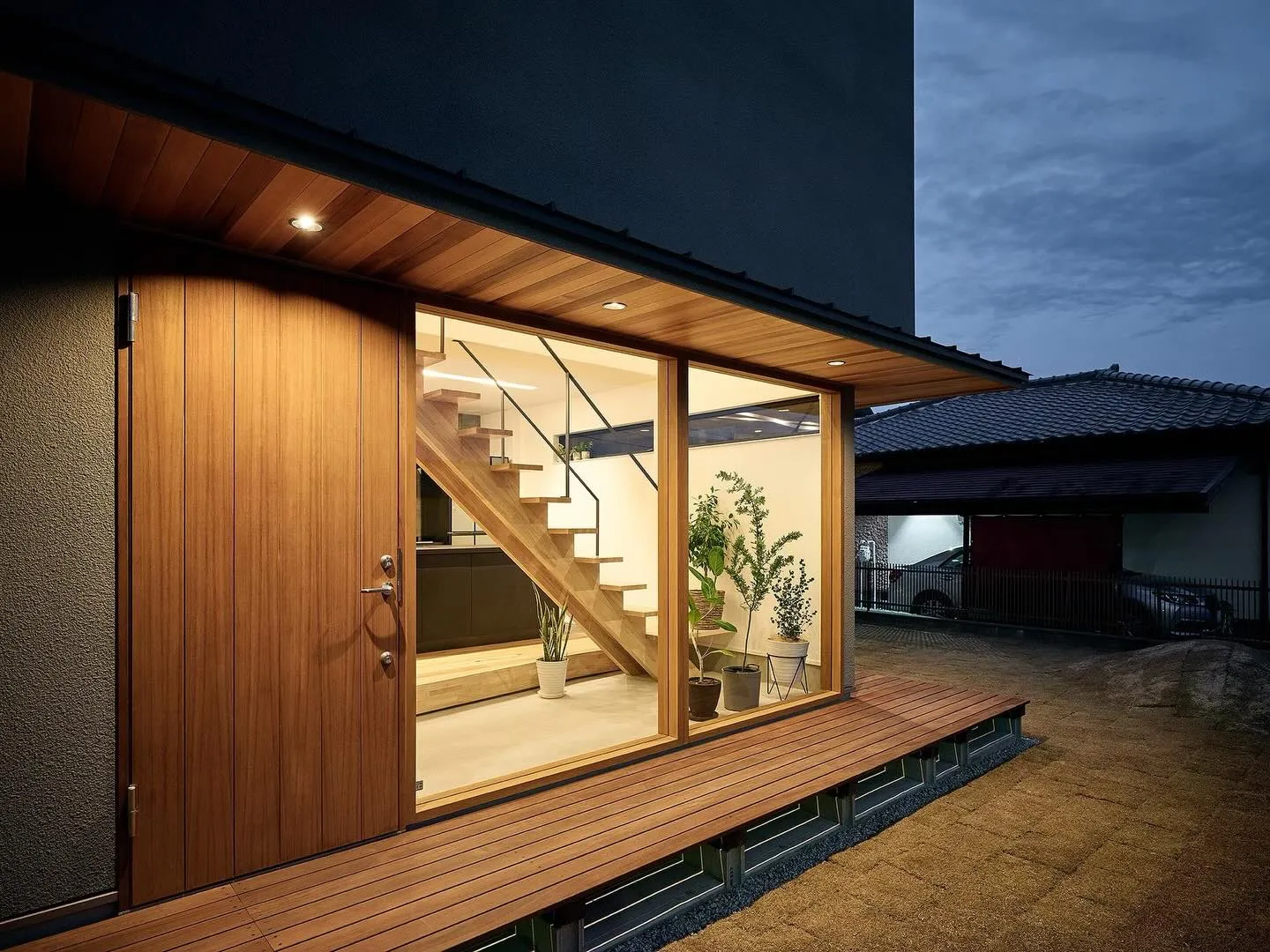 ⁡「濡れ縁の家」